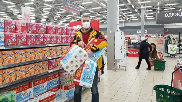 Oroszország Szentpétervár 2020 Vevő Papírral Egy Szupermarketben Koronavírus Járvány Idején — Stock Fotó