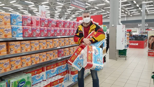 러시아 상트페테르부르크 2020 코로나 바이러스 유행중 슈퍼마켓에서 화장지를 가지고 구매자 — 스톡 사진
