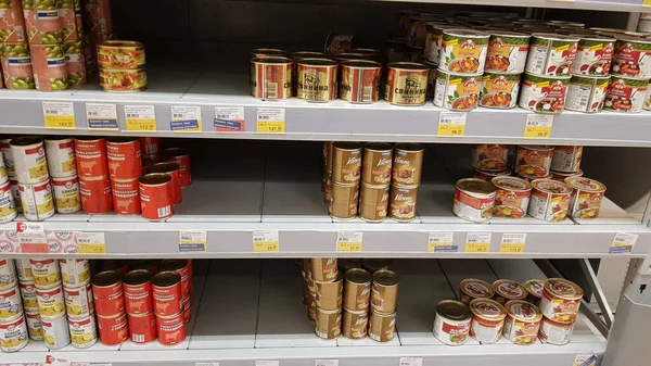 Rússia São Petersburgo 2020 Prateleiras Com Produtos Enlatados Supermercado Durante — Fotografia de Stock