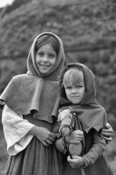 ロシア ヴィボルグ 2011中世の歴史的復興の祭りで中世の服の子供 ヴィボルグ城 — ストック写真