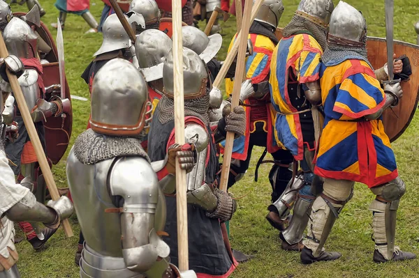 Rosja Wyborg 2011 Ludzie Średniowiecznych Strojach Festiwalu Historycznej Odbudowy Zamku — Zdjęcie stockowe