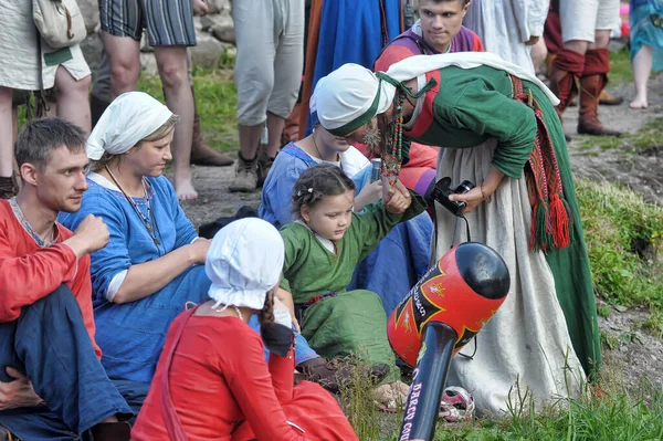 ロシア ヴィボルグ 2011中世の歴史的復興の祭りで中世の服の人々 ヴィボルグ城 — ストック写真