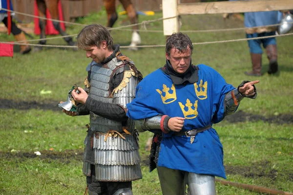 俄罗斯 2011年7月30日中世纪历史重建节上穿着中世纪服装的人的城堡 — 图库照片