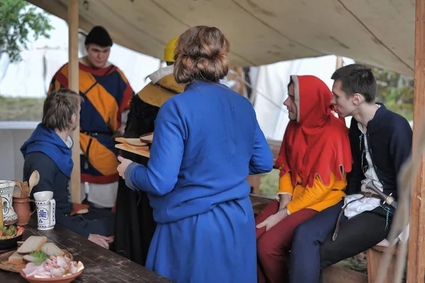 Rusko Vyborg 2011 Lidé Středověkých Šatech Festivalu Historické Rekonstrukce Středověku — Stock fotografie