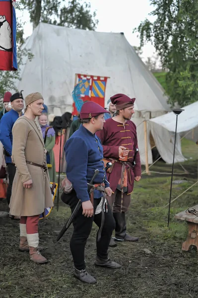 俄罗斯 2011年7月30日中世纪历史重建节上穿着中世纪服装的人的城堡 — 图库照片