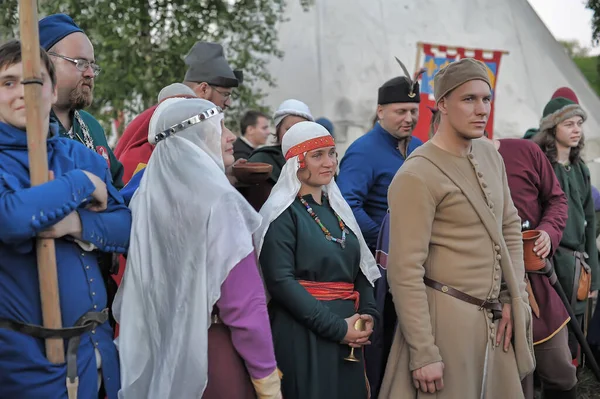 Russia Vyborg 2011 사람들은 중세의 역사적 축제에 중세의 Vyborg Castle — 스톡 사진