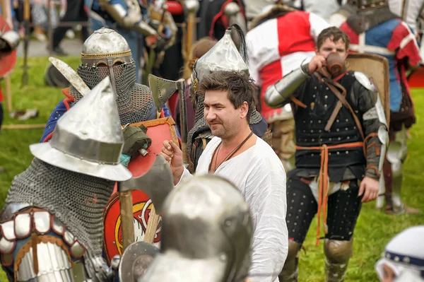 俄罗斯 2011年7月30日 在中世纪历史重建的维堡城堡节 身穿军服的骑士 — 图库照片