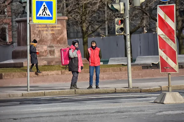 Rosja Sankt Petersburg 2020 Puste Ulice Kurierzy Żywności Centrum Miasta — Zdjęcie stockowe