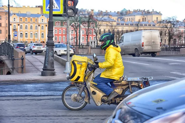 Rosja Sankt Petersburg 2020 Puste Ulice Kurierzy Żywności Centrum Miasta — Zdjęcie stockowe