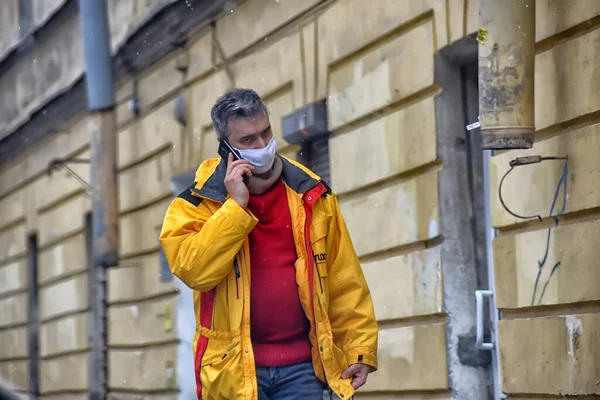 Russia San Pietroburgo 2020 Persone Mascherate Città Durante Quarantena Causa — Foto Stock
