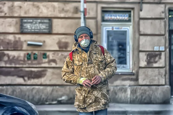 Rusia San Petersburgo 2020 Personas Enmascaradas Ciudad Durante Cuarentena Debido — Foto de Stock