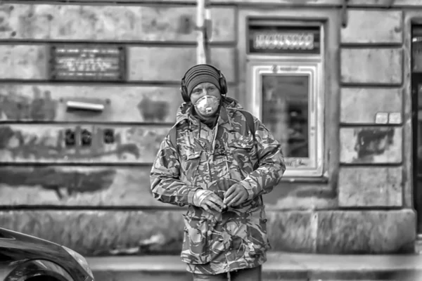 Ρωσία Αγία Πετρούπολη 2020 Μασκοφόροι Άνθρωποι Στην Πόλη Κατά Διάρκεια — Φωτογραφία Αρχείου