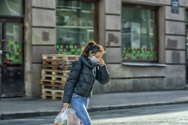 Russie Saint Pétersbourg 2020 Des Personnes Masquées Dans Ville Pendant — Photo