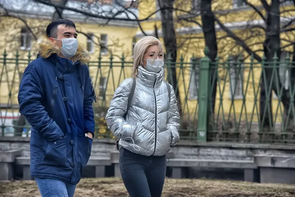 Russia San Pietroburgo 2020 Persone Maschera Medica Strade Della Città — Foto Stock