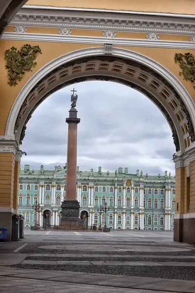 ロシア サンクトペテルブルク2020年1月4日コロナウイルスの流行の間 サンクトペテルブルク市の中心部にある空の宮殿広場 人口の自己分離 — ストック写真