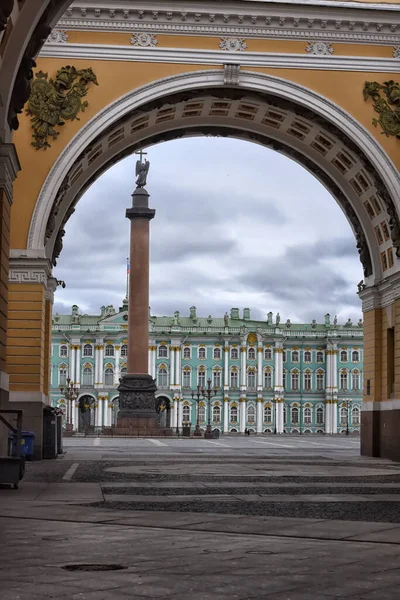 ロシア サンクトペテルブルク2020年1月4日コロナウイルスの流行の間 サンクトペテルブルク市の中心部にある空の宮殿広場 人口の自己分離 — ストック写真