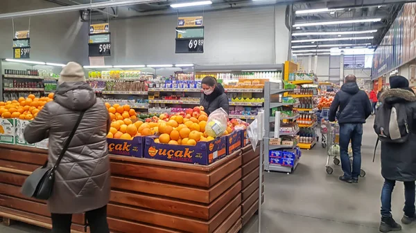 Rusia San Petersburgo 2020 Compradores Supermercado Durante Epidemia Coronavirus — Foto de Stock