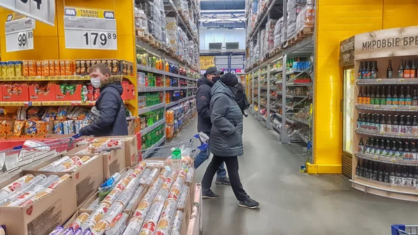 Россия Санкт Петербург 2020 Покупатели Супермаркете Время Эпидемии Коронавируса — стоковое фото