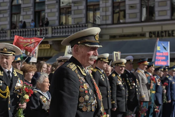 俄罗斯 圣彼得堡 2015年5月9日 胜利日 诺沃切尔卡斯克市中心的不朽军团游行 有第二次世界大战受害者肖像的人 — 图库照片