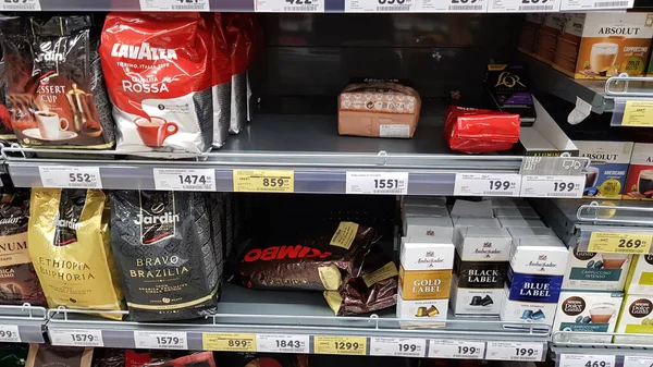 Rosja Sankt Petersburg 2020 Półki Kawę Supermarkecie Podczas Pandemii Koronawirusowej — Zdjęcie stockowe