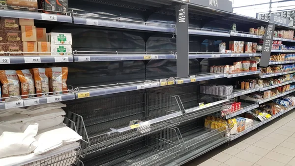 Rusland Petersburg 2020 Lege Schappen Een Supermarkt Tijdens Coronaviruspandemie — Stockfoto