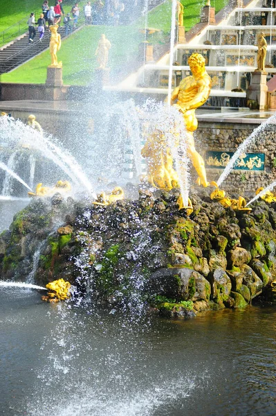ロシア サンクトペテルブルク31 2019夏のピーターホーフ噴水の彫刻 — ストック写真