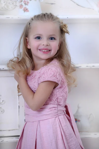 Χαριτωμένο Μικρό Ξανθό Κορίτσι Ένα Ροζ Φόρεμα Μπούκλες Και Ένα — Φωτογραφία Αρχείου