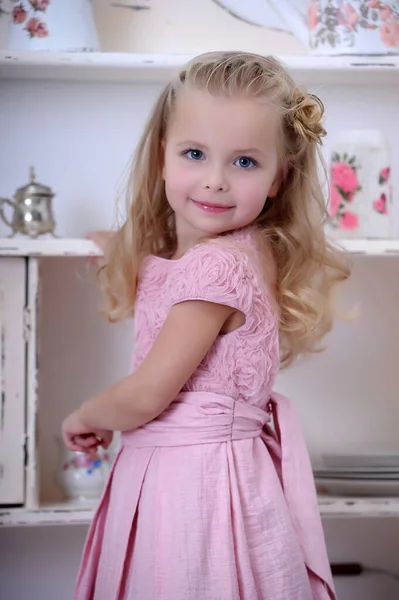 Aranyos Kis Szőke Lány Rózsaszín Ruhában Fürtökkel Gyönyörű Frizurával — Stock Fotó