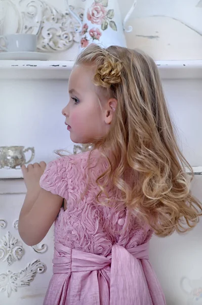 Roztomilá Malá Blondýnka Růžových Šatech Kudrlinkami Krásným Účesem — Stock fotografie