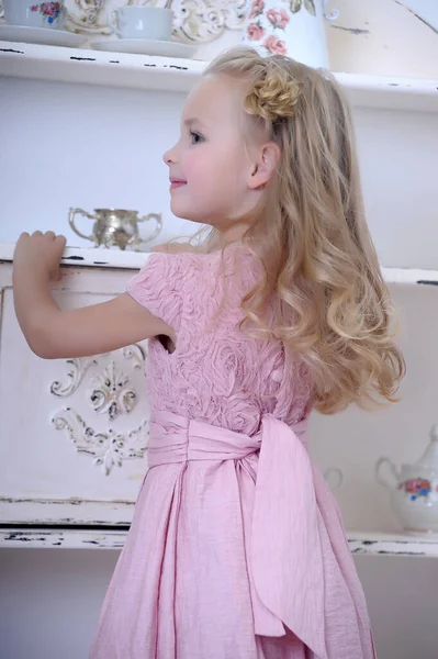 Милая Маленькая Блондинка Розовом Платье Кудряшками Красивой Прической — стоковое фото