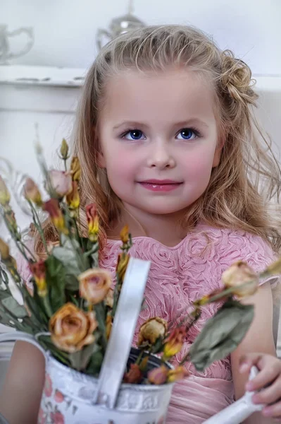 Roztomilá Malá Blondýnka Růžových Šatech Kudrlinkami Ročníkem Zalévání Plechovky Květiny — Stock fotografie