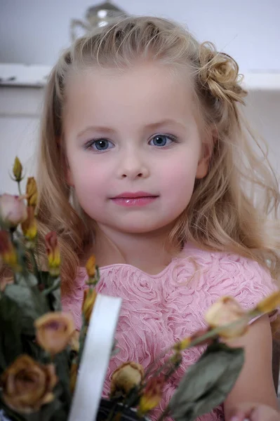 漂亮的金发小女孩 穿着粉色衣服 卷曲着卷发 头戴老式水壶 开着花 — 图库照片