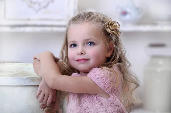 Симпатична Маленька Блондинка Рожевій Сукні Завитками Вінтажною Великою Коробкою Капелюхів — стокове фото