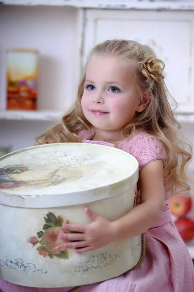 Roztomilá Malá Blondýnka Růžových Šatech Kudrlinkami Ročníkem Velký Klobouk Box — Stock fotografie