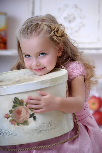 Симпатична Маленька Блондинка Рожевій Сукні Завитками Вінтажною Великою Коробкою Капелюхів — стокове фото