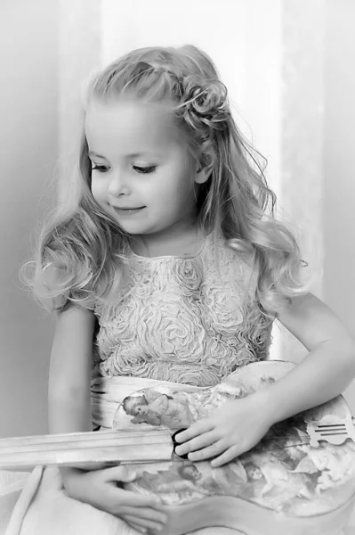 Mignonne Petite Fille Blonde Dans Une Robe Rose Avec Des — Photo