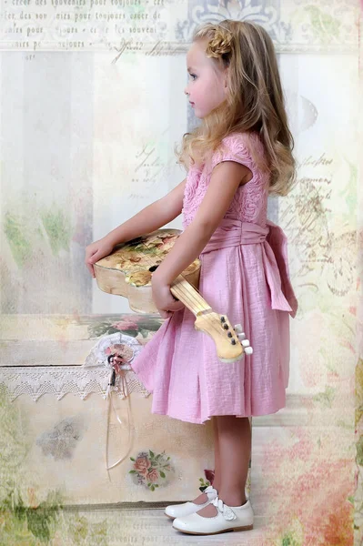 Roztomilá Malá Blondýnka Růžových Šatech Kudrlinkami Vintage Kytaru Rukou — Stock fotografie