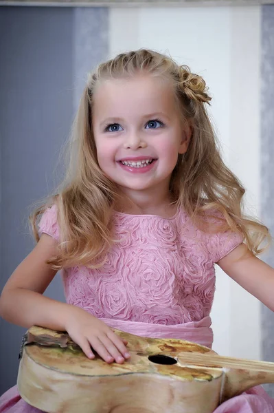 Cute Little Blondynka Dziewczyna Różowej Sukience Loki Vintage Gitara Jej — Zdjęcie stockowe