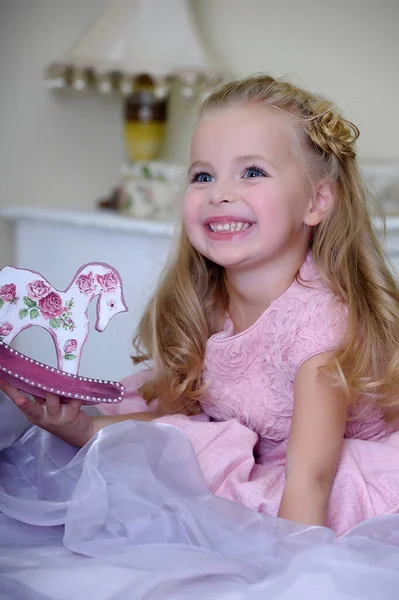 Roztomilá Malá Blondýnka Růžových Šatech Kudrlinkami Krásným Účesem — Stock fotografie
