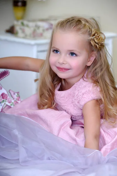Menina Loira Bonito Vestido Rosa Com Cachos Belo Penteado — Fotografia de Stock