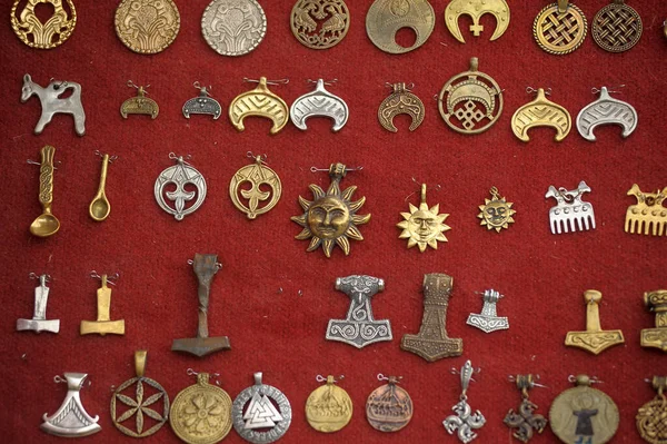 Slav Skandinav Sembollü Ortaçağ Tarzı Mücevherler Indirimde — Stok fotoğraf