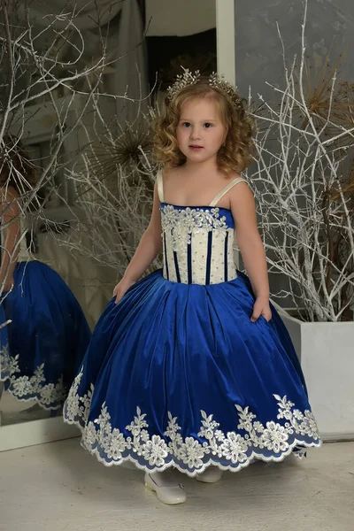 Dziewczyna Eleganckiej Niebieskiej Sukience Lush — Zdjęcie stockowe