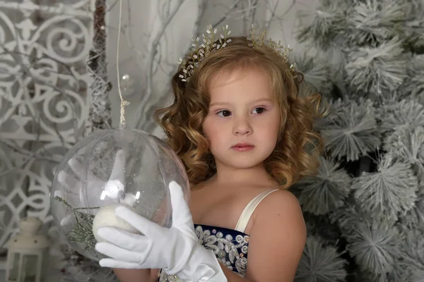 Junge Kleine Prinzessin Einem Blauen Samtkleid Mit Stickerei — Stockfoto
