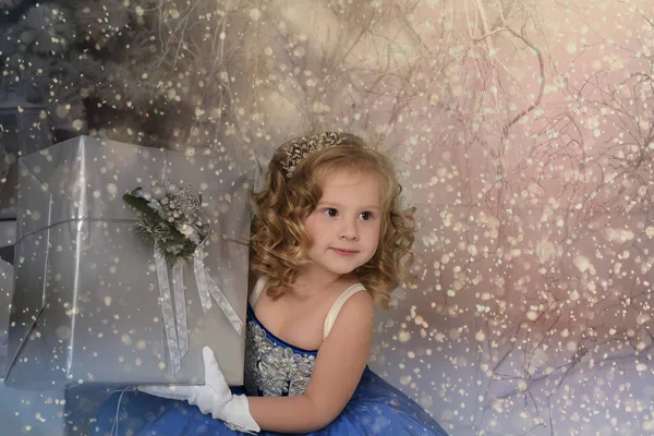 Menina Vestido Azul Com Grande Presente — Fotografia de Stock