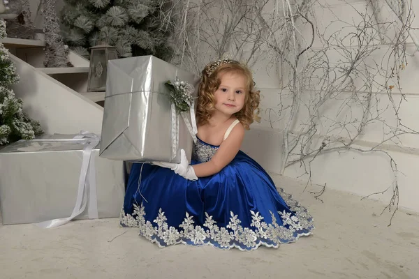 Chica Vestido Azul Con Gran Regalo — Foto de Stock