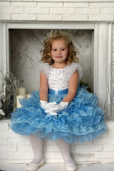 Fiatal Kis Hercegnő Kék Fehér Elegáns Ruha Fehér Kesztyű Karácsonykor — Stock Fotó