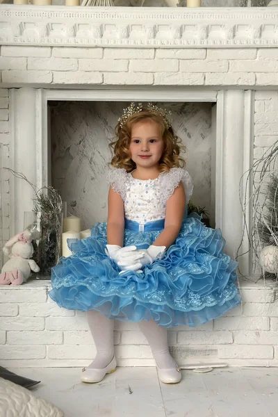 Mladá Malá Princezna Modré Bílými Elegantními Šaty Bílými Rukavicemi Vánocích — Stock fotografie