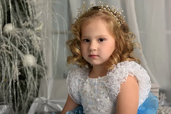 Jovem Princesa Azul Com Vestido Elegante Branco Luvas Brancas Natal — Fotografia de Stock