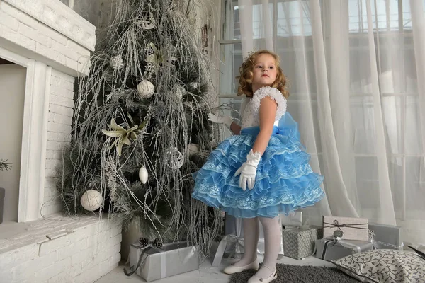 Jong Prinsesje Blauw Met Witte Elegante Jurk Witte Handschoenen Kerst — Stockfoto