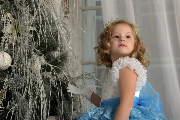 Mladá Malá Princezna Modré Bílými Elegantními Šaty Bílými Rukavicemi Vánocích — Stock fotografie